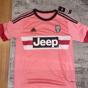 Hej säljer denna fina Juventus tröja, i nyskick och aldrig använd. Skriv för mer frågor 