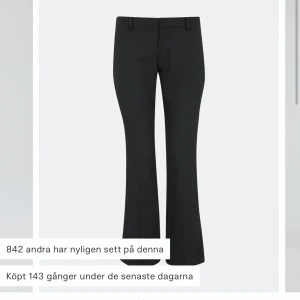 Vera petite kostymbyxor  - Lågmidjade utsvängda kostymbyxor med slit från Bikbok. Jag säljer dessa pga att  dom är för korta på mig. Inga defekter❤️