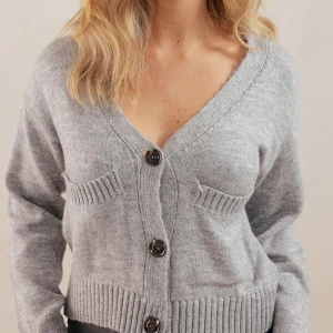 Kofta - Grå kofta i storlek onesize, skulle säga att den passar som en S, aldrig använd