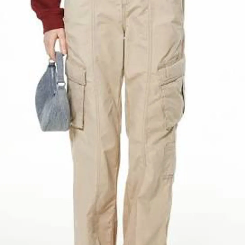 Jättesnygga och trendiga cargo byxor från H&M. Använda 3-5 gånger endast och är som nya. Säljer dem då de bara har hängt i min garderob utan användning. Väldigt sköna och passar med allt! Vid frågor eller så är det bara att kontakta mig 💕💕. Jeans & Byxor.