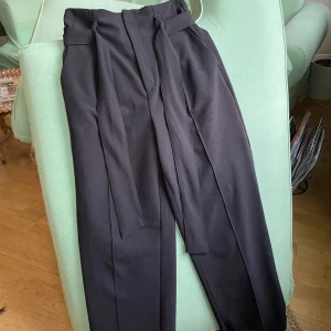 Kostym byxor - Byxor i kostymliknande design som är väldigt mjuka. Dom är väldigt högmidjade och har ett band så att man kan knyta fram. Bra för någon som är 165-170 skulle jag säga