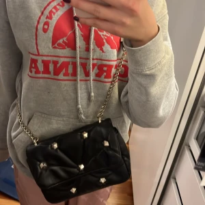 Zara väska med nitar  - Så snygg väska från zara som inte säljs längre på deras hemsida. Verkligen jättefin men kommer tyvärr inte till användning längre. Har tappat färgen på banden men absolut inget man tänker på.