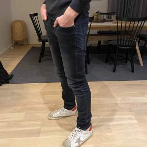 Tjena! Säljer nu mina as feta nudie jeans i modellen Lean Dean. Färgen fadear mellan marinblå och svart. Dom är i storleken 30/32 och passar mig som är 181 och väger 68. Dom är 10/10 i skicket.  Hör av dig vid minsta lilla fundering!