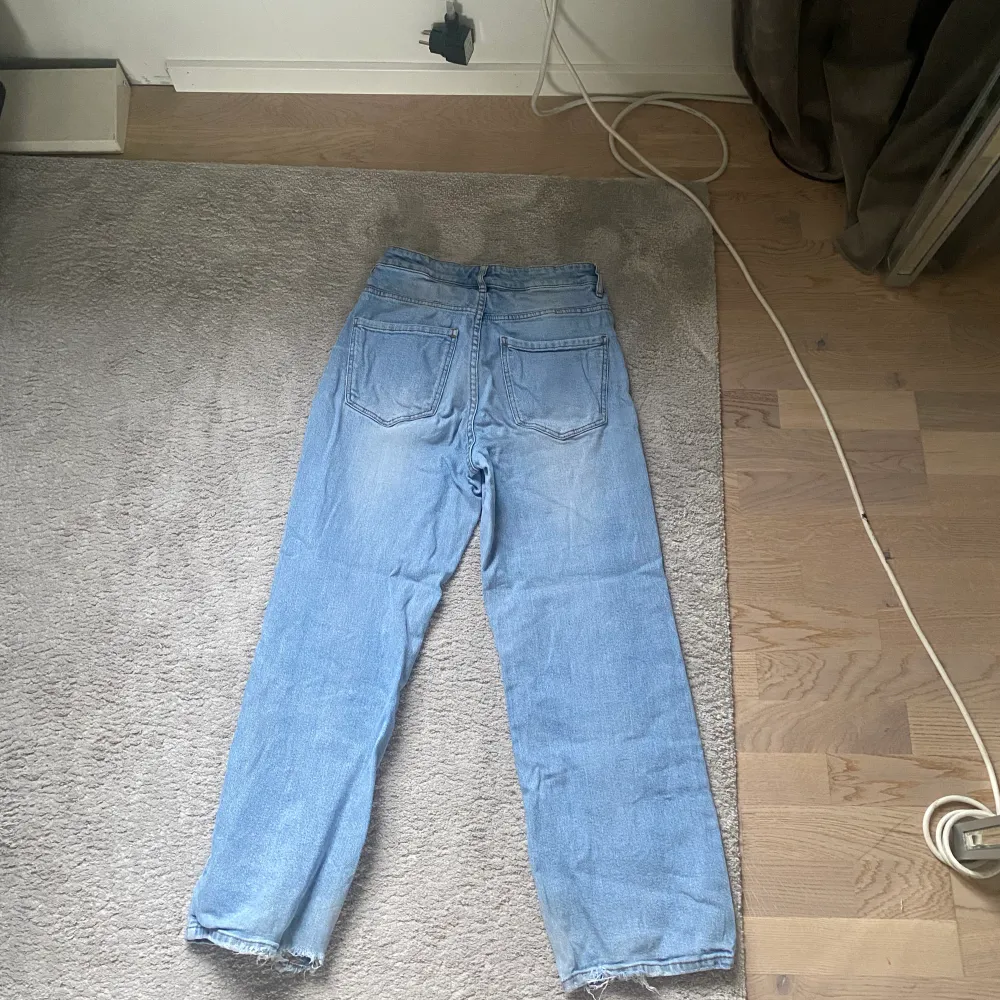 Jättefina jeans som är en perfekt blandning av bootcut och baggy, skriv om fler bilder! Osäker vilket märke men kan tro att de är från bikbok . Jeans & Byxor.