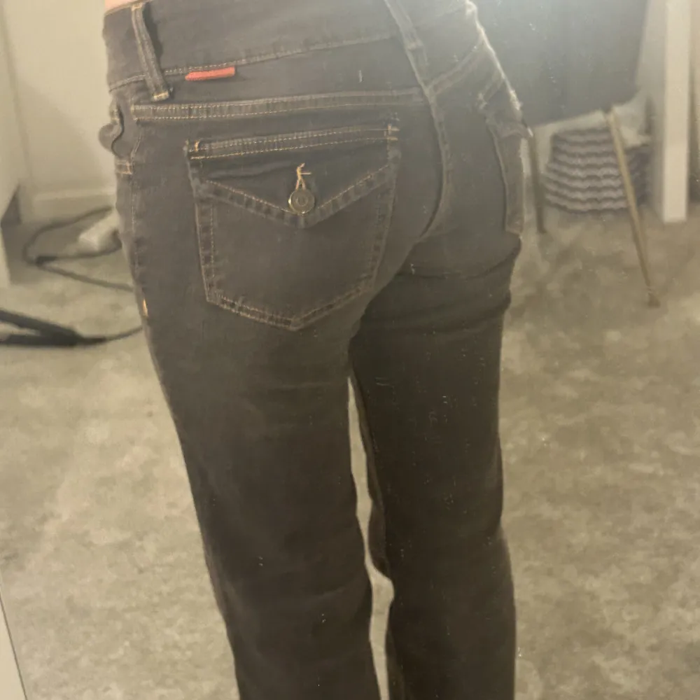 snygga lågmidjade flare jeans från hm i en grå/brun färg me snygga fickor bak! nästan aldrig anvönda och i jättebra skick. köpta för 300🩷 klicka på köp nu eller kontakta mig om ni har frågor! midjemåttet rakt över-35cm innerbenslängden-78. Farkut & Housut.