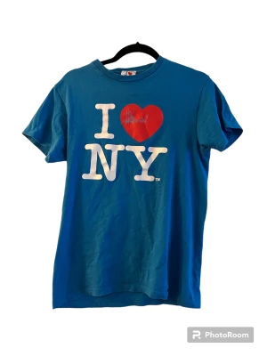 New York T shirt - Blå I love NY t-shirt storlek S. Passar även XS. Rätt smal. Defekterna syns på trycket annars är den bra.  Fråga om du vill ha fler bilder eller annat. Snabba affärer prioriteras.