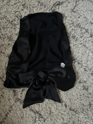 Festtopp  - Jättesnygg fest topp ifrån zara, knyts i ryggen. Aldrig använd. Toppen är i satin och utmärkt skick. 🤍