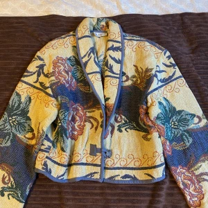 Jacka - Sval vår- eller höstjacka i 100% bomull. Strl L men passar mig som normalt sett bär strl S. Passar bra med allt från ett par kostymbyxor till ett par utsvängda jeans.