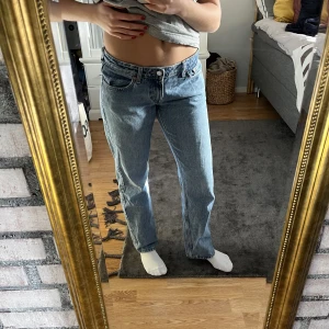 Low rise straight jeans - Säljer min as snygga low rise jeans i modellen arrow från weekday. Snyggaste modellen! Superfin kvalite, i färgen summer blue
