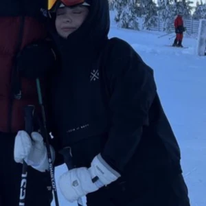 DOPE skidjacka - Säljer min ”Cyclone W 2022” skidjacka i fint skick💕kom privat för fler bilder🥰nypris är 1599kr, och säljer för 900kr😊