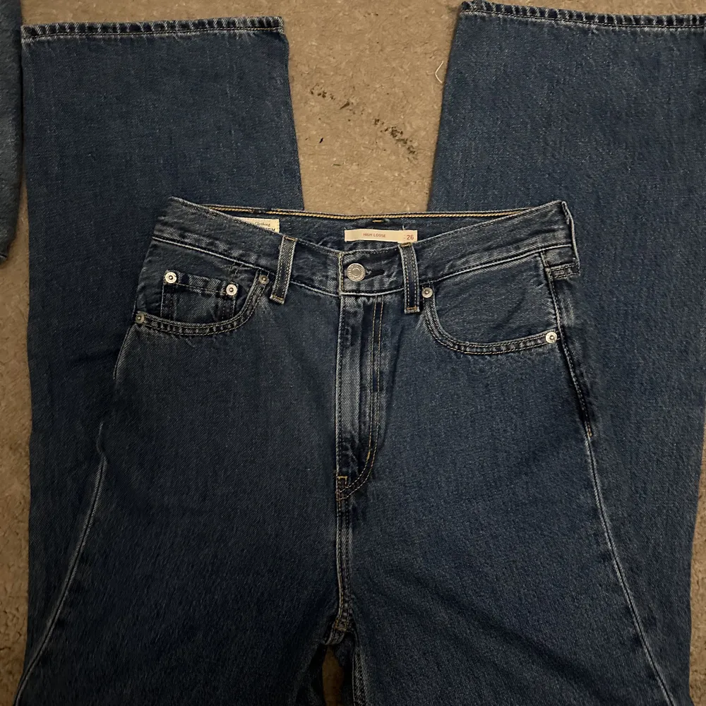 High loose jeans från levi’s i mörkblå / marinblå färg. Är vida i benen och sitter snyggt men är för små för mig :( använda 1 gång. Jeans & Byxor.