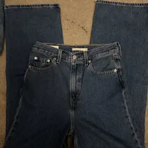 High loose jeans från levi’s i mörkblå / marinblå färg. Är vida i benen och sitter snyggt men är för små för mig :( använda 1 gång