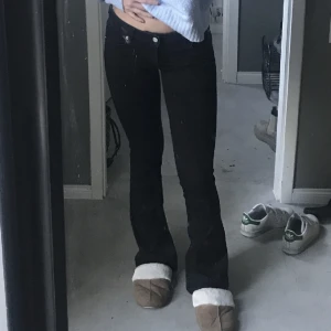 Lågmidjade bootcutjeans - Super fina lågmidjsde bootcut jeans från Nelly❤️har inte använt så mycket pga att dom är för små❤️jag är 165 och dom sitter bra i längden på mig