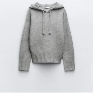 Zara stickad hoodie - Säljer denna fina stickade hoodien från Zara som är slutsåld, helt ny och oanvänd med prislappen kvar!! kontakta vid frågor eller intresse🤍