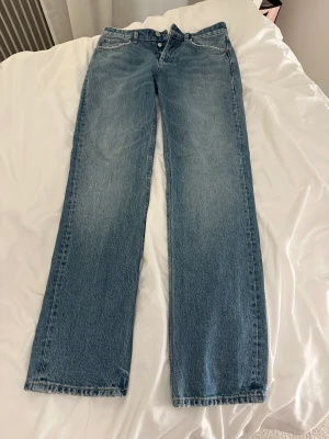 Zara mid rise jeans - säljer de superfina mid rise jeansen från zara. de är aldrig använda men utan prislapp..