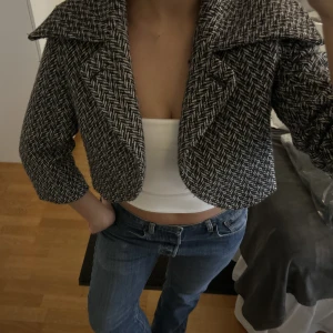 Trekvarts kofta - Säljer en supersnygg trekvarts kofta/jacka. Köpt second hand. Storlek UK 12 vilket motsvarar 40, men väldigt liten i storlek. Skulle säga att den passar xs-m. Hör av er vid fler frågor 💌