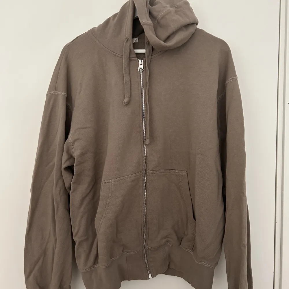 Arket zip hoodie, oversize så passar M men finns risk för lite kort i midjan Cond 9/10. Hoodies.