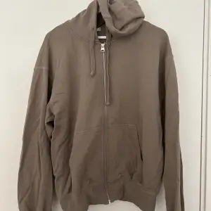 Arket zip hoodie, oversize så passar M men finns risk för lite kort i midjan Cond 9/10