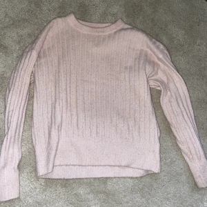 Stickad tröja  - Rosa skön stickad tröja. Passar en xs som vill ha en liten Oversized look annars sitter den tightare om man vill ha det. Lite nopprig men inget man ser om man inte kollar noga 