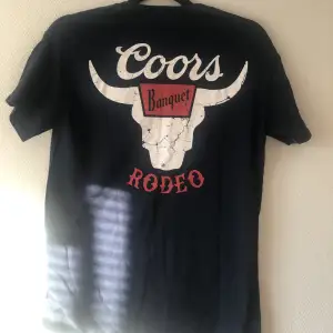 Coors graphic t-shirt från Urban Outfitters med cool rygg som passar både killar och tjejer! 