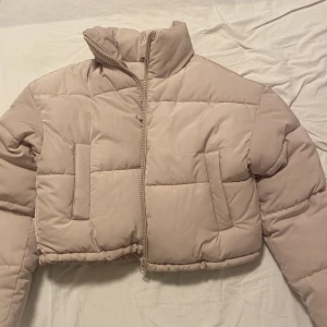 Beige puffer jacka - Säljer min beiga puffer jacka. Den är helt oanvänd och är jätte tjock och skön. Storleken är i XXS men funkar även som en S då den är stor.  Pris kan diskuteras!