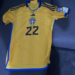 Quaison matchtröja - Det är en använd matchtröja av robin quaison.Den är tvättad och är i jättebra skick. Går ej att köpas i affär eftersom den här har han spelat med. Matchen spelades i solna mot azerbaijan Den 27-03-2023  Pris kan diskuteras 