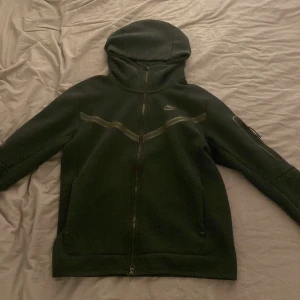 Nike tech fleece  - Säljer nu min fina tech fleece i storlek S. Skulle säga att den passar mellan 170-178 