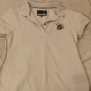 Pelle Petterson piké skorta  - En sprillans ny PP pike som är oanvänd utan några fläckar. Den är i storlek M/S