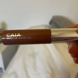 Ett helt oanvänt brown gel från Caia. Jag säljer det för att jag ett annat jag använder som jag gillar så inte för att den är dålig eller någonstans. Fick den i caias påsk ägg