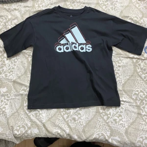 Adidas t-shirt  - Svart adidas t-shirt för 200. Priset kan diskuteras. Stl XS 