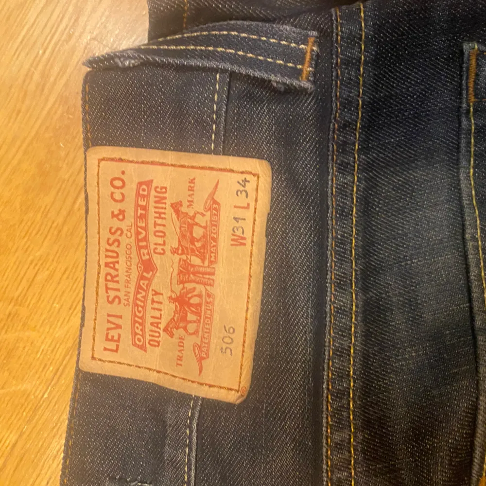Ett par Levis jeans som är använda rätt mycjet. Jeans & Byxor.