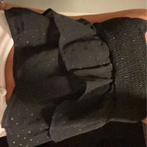 Söt kjol/topp  - Köpt här på Plick men gillar inte hur den sitter på mig därför jag säljer! Sitter jättefint som kjol och topp, själv föredrar jag att bära som topp! ANVÄND GÖRNA KÖP NU!❣️