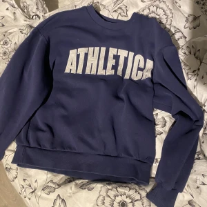 Sweatshirt  - Sweatshirt från Gina i super fint skick Kommer ej till användning då jag inte gillar sweatshirts 