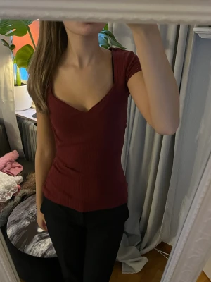 Vinröd T❤️‍🔥 - Jätte fin urringad t-shirt 