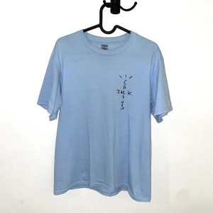 baby blå Cactus jack t-shirt - blå Cactus jack/travis scott t shirt. Bra skick. Pris kan diskuteras. Möts i stockholm.  