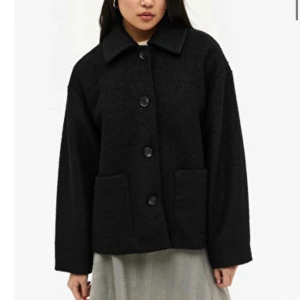 Svart höstkappa - Svart kappa från Monki💗Lite nopprig, men är i bra skick. Perfekt nu till höst & vinter. Skriv vid intresse. Köpt för 600