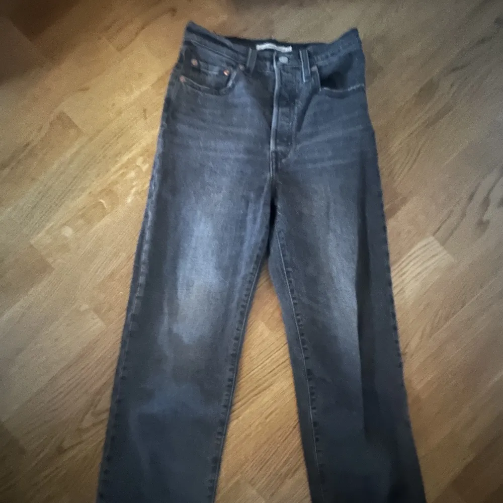Raka mörkgråa jeans.. Jeans & Byxor.