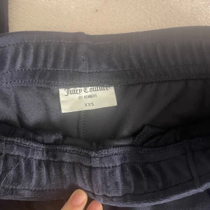 Mörkblåa Juicy Couture Byxor - Säljer mina super fina juicy couture byxor i storlek XXS men passar upp till S skulle jag säga! Har använts väldigt få gånger därav i väldigt bra skick! Inga diamanter saknas eller liknande💕 Skriv om ni vill ha fler bilder på dem! Pris kan diskuteras!