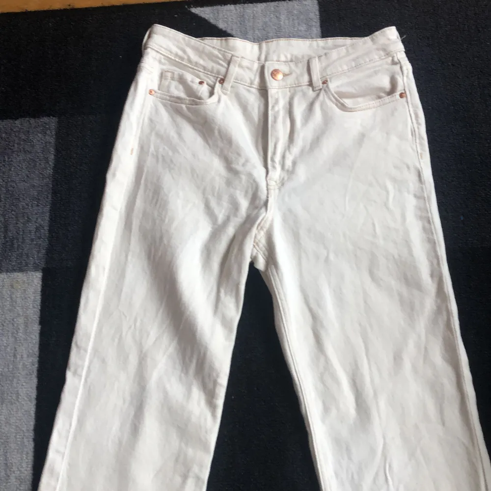 Vita bootcut jeans från H&M i storleken S, aldrig använda . Jeans & Byxor.