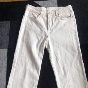 Vita bootcut jeans från H&M i storleken S, aldrig använda 
