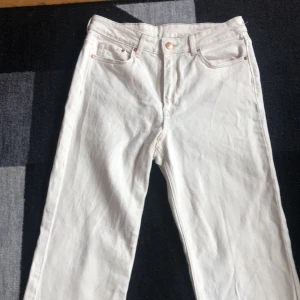 Vita bootcut jeans - Vita bootcut jeans från H&M i storleken S, aldrig använda 