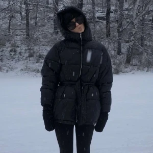 Vinterjacka Nelly - Säljer min vinterjacka från Nelly som jag köpt hår på Plick, jackan har en lagning, skriv för fler bilder🩷