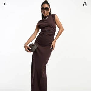 Långklänning ASOS DESIGN HELT NY - Chokladbrun långklänning från asos design. Aldrig använd, helt ny. Alla etiketter och lappar sitter kvar. Säljer pga returneringstiden gick ut.