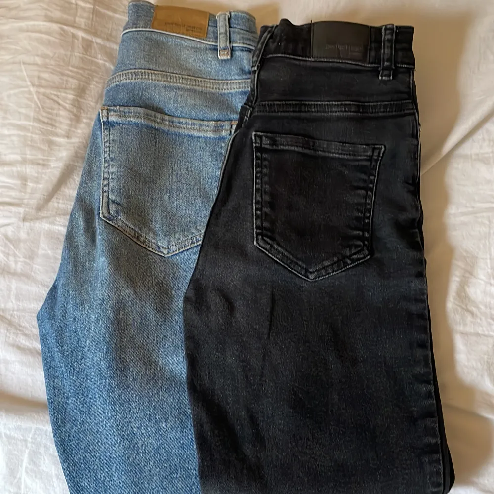 Två par raka jeans från ginatricot, strl 32 , midwaist , båda för 50kr. Jeans & Byxor.