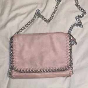 Rosa tiamo väska - Sjukt snygg ljusrosa Tiamoväska😍🩷 Köpt på Scorett för 499🩷 Bra storlek som man får plats med mycket🩷Liknar stella McCartney väskorna🩷Lite uppriven på baksidan men det går inte igenom väskan🩷 