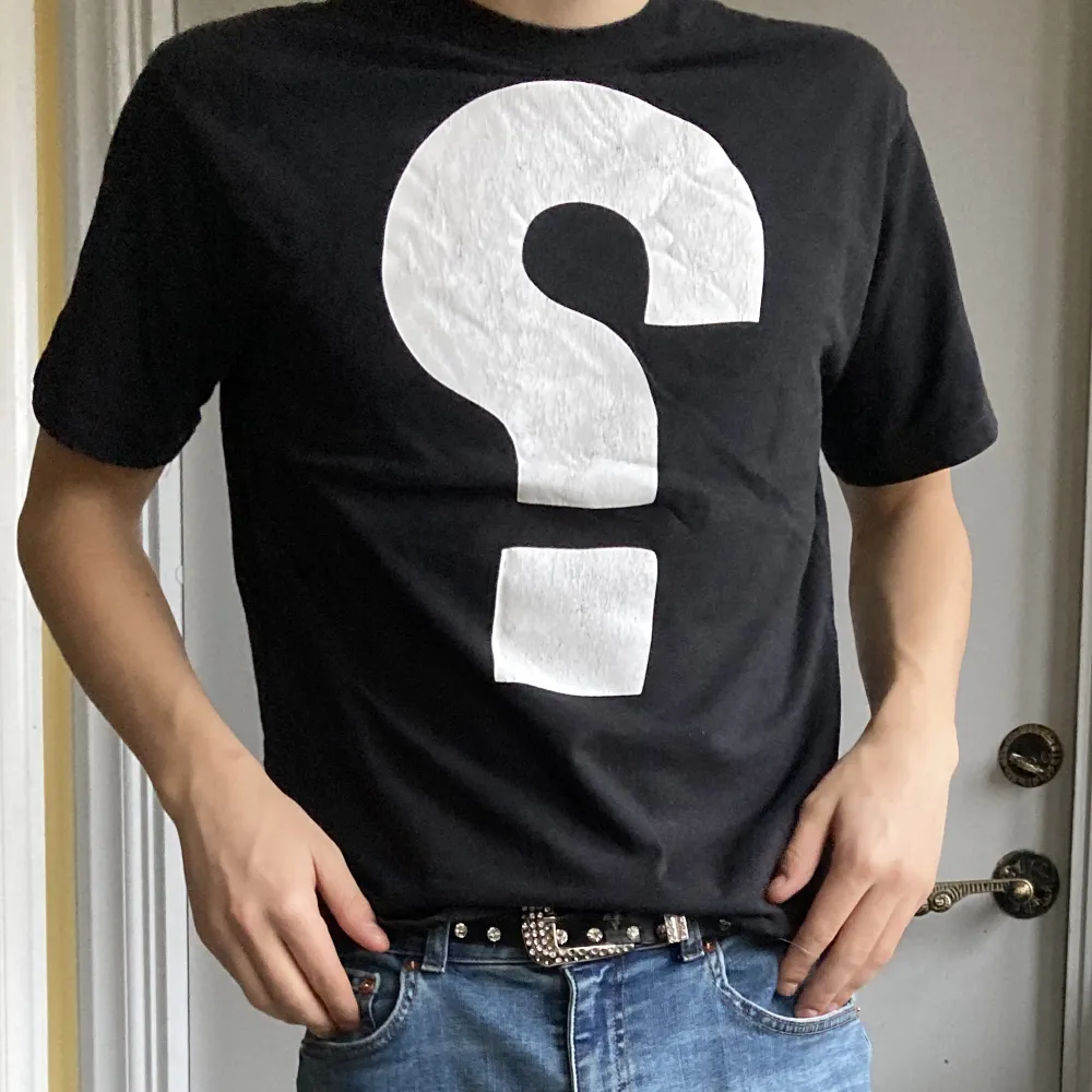 Najs Sweet Sktbs tröja i bra skick, frågetecknet är bak o fram i verkligheten✅✅. T-shirts.