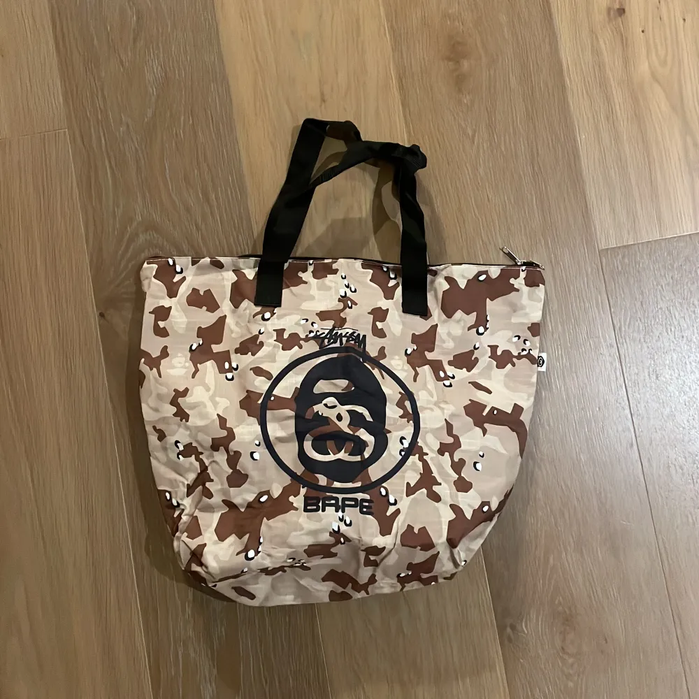 Bape x Stussy tote bag Size width 43cm x height 38cm Köpt på scandivintageshop.com . Accessoarer.