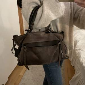 Skitsnygg handväska i brun mockaimitation från Zara! Skicket är acceptabelt då små fläckar förekommer som man kan se på bilderna:)