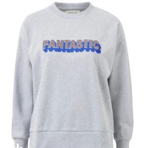 By malina tröja - Säljer min fina by malina tröja. Nästan helt oanvänd, men en söm har gått upp lite i mudden på tröjan. 