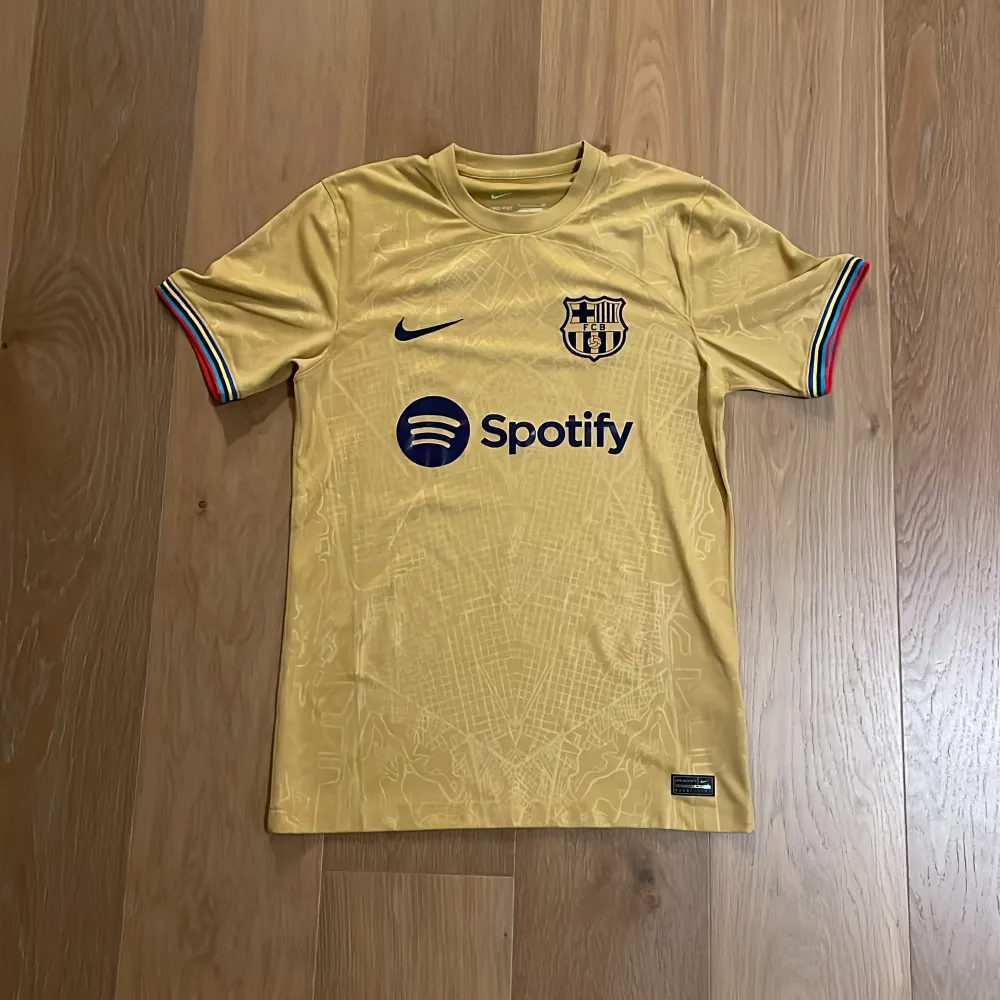 FC Barcelona fotbollströja Storlek: S Äkta och köpt från Nikes egna hemsida. T-shirts.